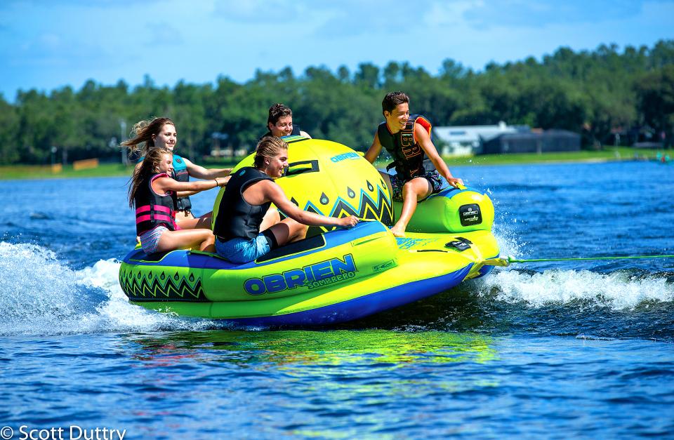 Les bouées tractées sont l’activité parfaite pour les groupes en quête de fun